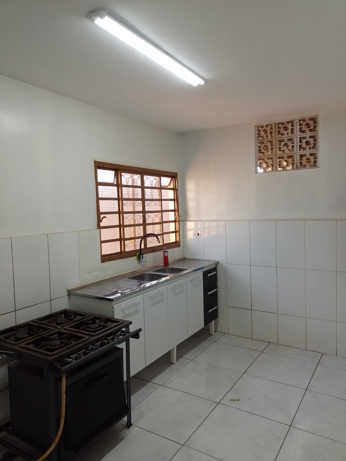Cozinha da clínica com fogão industrial e pia