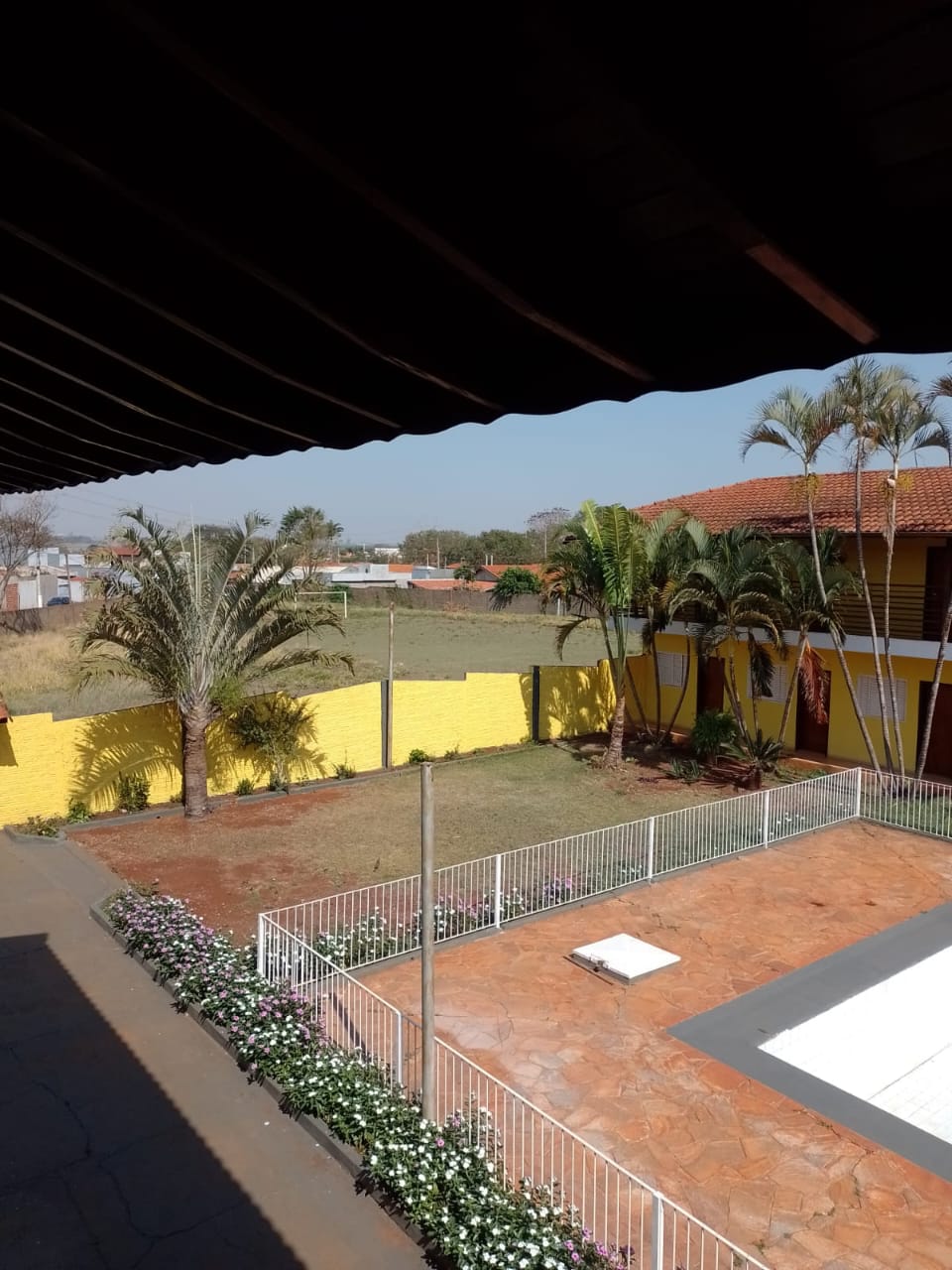 Vista da área externa e vizinhança a partir da varanda