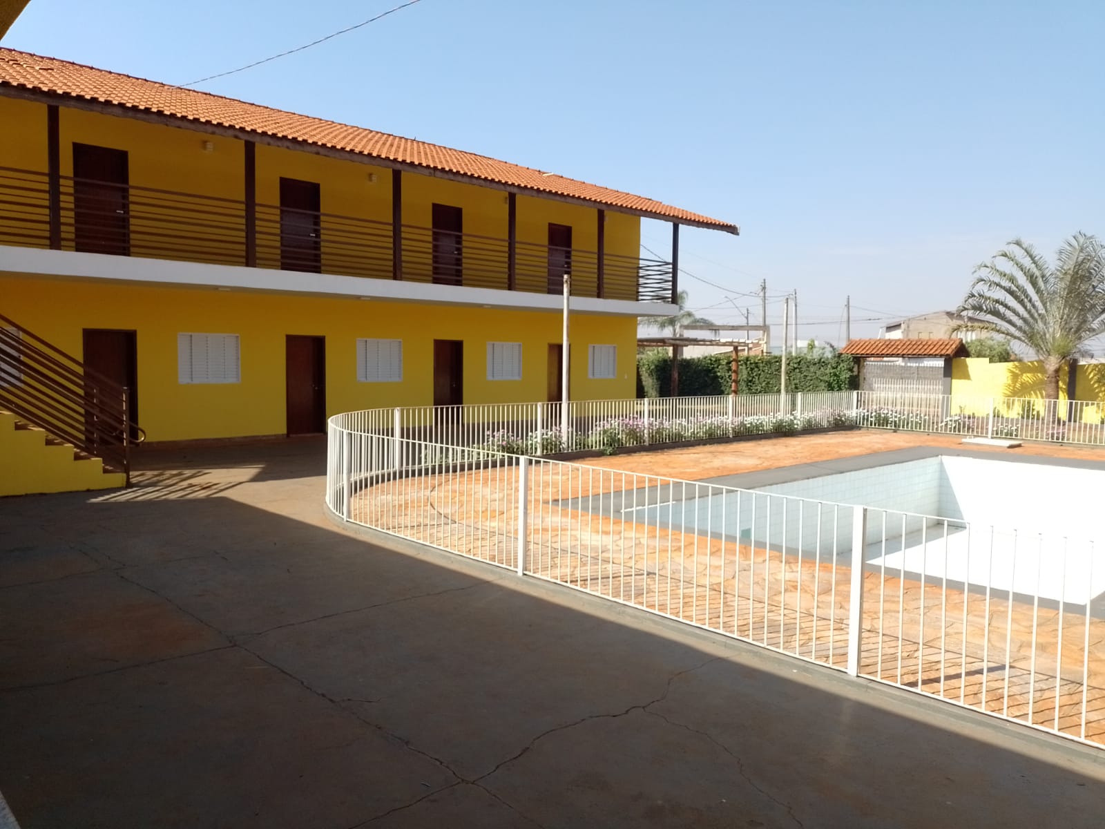 Fachada do prédio principal com a área da piscina