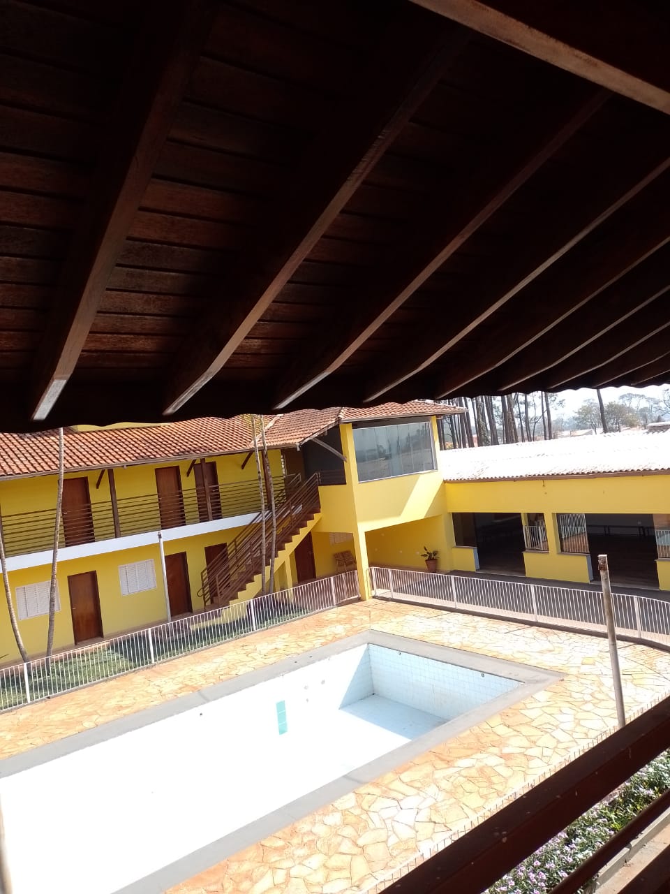 Vista superior da área da piscina a partir de um terraço coberto