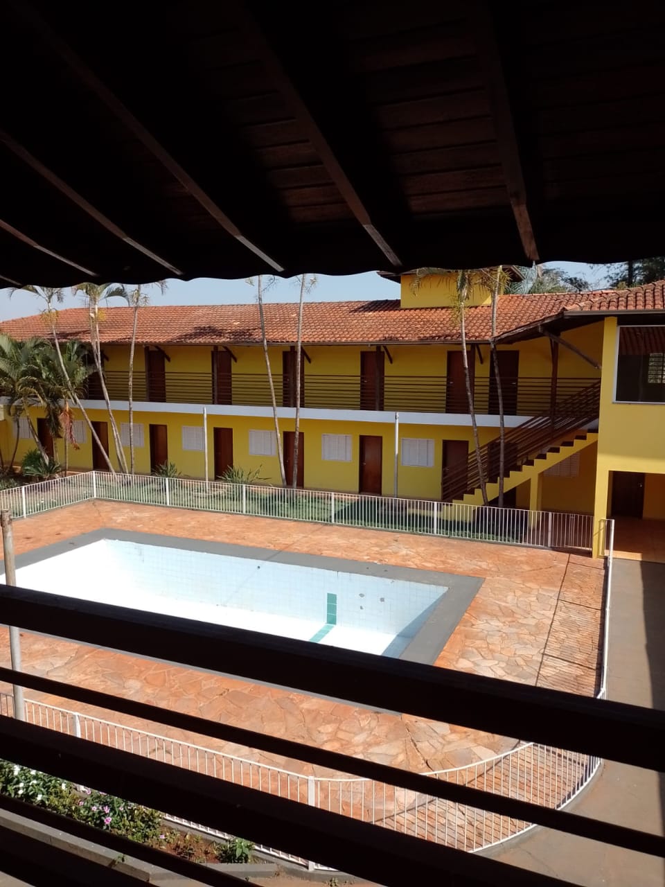 Vista da piscina e dos quartos a partir da varanda